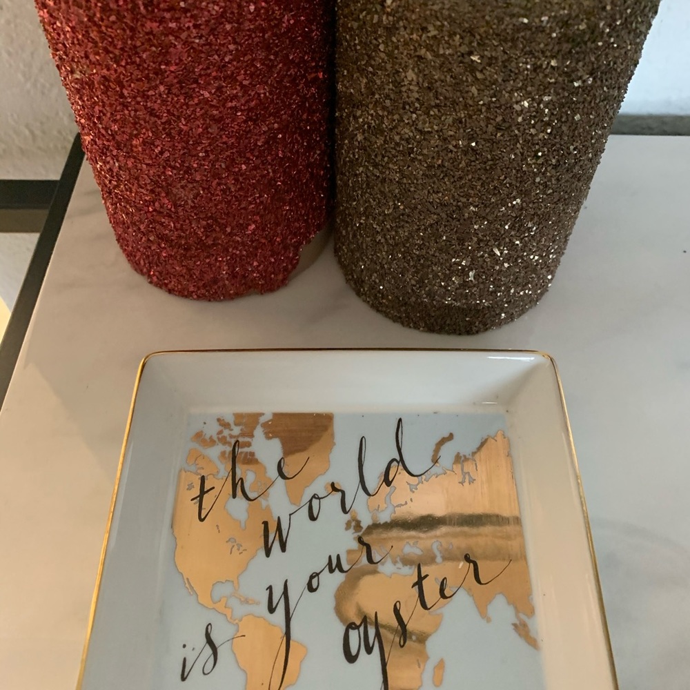 Metallic gold & white map plate